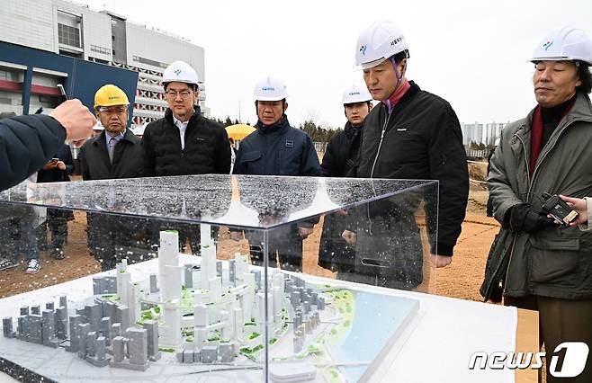 오세훈 서울시장이 5일 서울 용산정비창 부지를 찾아 용산국제업무지구 개발 관련 설명을 듣고 있다. (서울시 제공) 2024.2.5/뉴스1