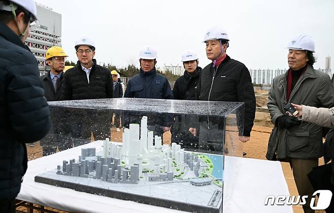 오세훈 서울시장이 5일 서울 용산정비창 부지를 찾아 용산국제업무지구 개발 관련 설명을 듣고 있다. (서울시 제공) 2024.2.5/뉴스1