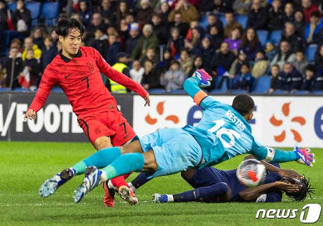 올림픽 축구 대표 홍윤상이 20일 오후(현지시간) 프랑스 노르망디 지방의 항구도시 르아브르 ‘스타드 오세안(Stade Océane)’에서 열린 프랑스 21세 이하(U-21) 대표팀과 평가전에서 쐐기 골을 넣고 있다. 3:0승. 2023.11.21/뉴스1 ⓒ News1 이준성 기자