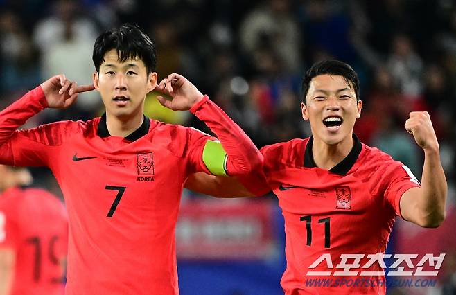 2일(현지시간) 카타르 알와크라 알자누브 스타디움에서 열린 2023 아시아축구연맹(AFC) 카타르 아시안컵 8강전 대한민국과 호주의 경기. 손흥민이 연장 프리킥으로 역전골을 터뜨리자 황희찬이 환호하고 있다. 알와크라(카타르)=박재만 기자pjm@sportschosun.com/2023.02.02/