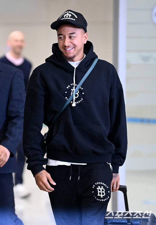 FC 서울 입단이 확실시 되는 제시 린가드가 5일 인천공항을 통해 입국했다. 팬들에게 인사를 하는 린가드의 모습. 인천공항=허상욱 기자wook@sportschosun.com/2024.02.05/