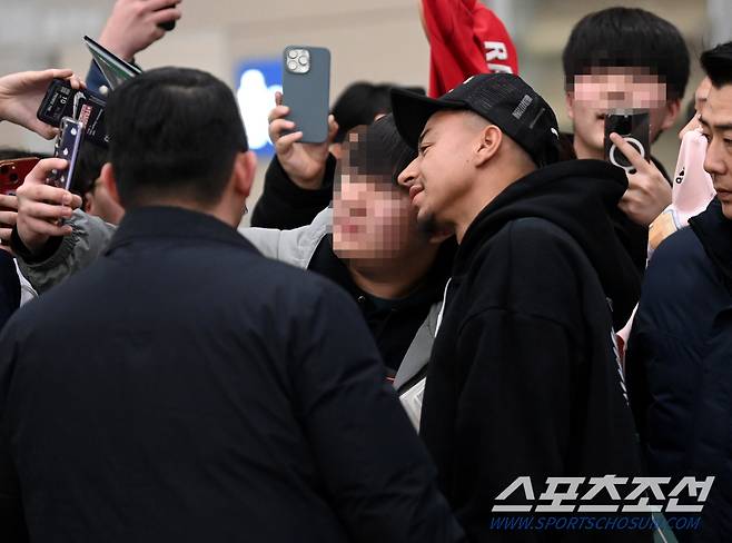 FC 서울 입단이 확실시 되는 제시 린가드가 5일 인천공항을 통해 입국했다. 팬들에게 인사를 하는 린가드의 모습. 인천공항=허상욱 기자wook@sportschosun.com/2024.02.05/