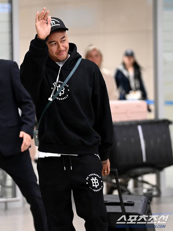 FC 서울 입단이 확실시 되는 제시 린가드가 5일 인천공항을 통해 입국했다. 팬들에게 인사를 하는 린가드의 모습. 인천공항=허상욱 기자wook@sportschosun.com/2024.02.05/