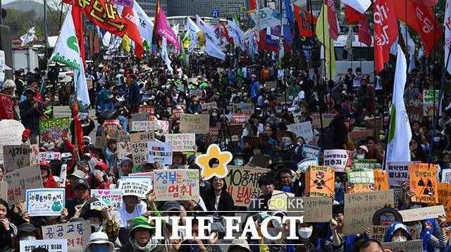 우리나라 유권자의 기후위기에 대한 관심은 점차 커지고 있다. 전문가들은 기후위기가 환경문제를 벗어나 경제·산업사회 등의 다양한 문제라고지적한다.·지난해 4월14일 시민단체들의 '기후정의파업' 모습. /이동률 기자