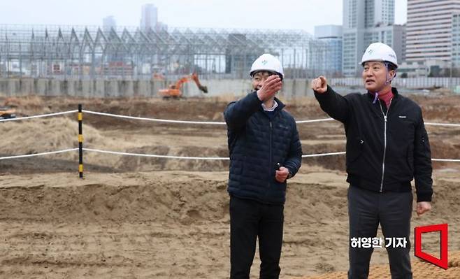 서울시는 5일 용산에 100층 랜드마크 국제업무지구를 건설하는 '용산국제업무지구 개발계획(안)'을 발표했다. 오세훈 서울시장이 국제업무지구 예정지인 용산 정비창 부지를 둘러보고 있다. 사진=허영한 기자 younghan@