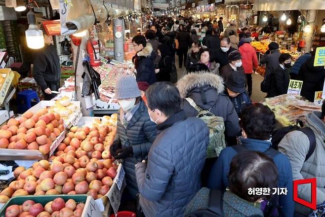 설 연휴를 일주일 앞둔 2일 서울 청량리 청과물시장에 제수용품을 사러 나온 시민들로 붐비고 있다.  사진=허영한 기자 younghan@