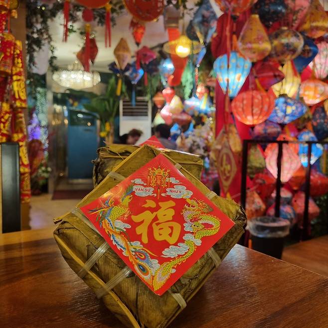 베트남 설 명절 음식인 '반쯩'. 녹두와 돼지고기로 된 소를 넣고 만든 찹쌀 떡으로 명절 제사상에 올린다. 베트남 사람들은 "지금까지 먹은 반쯩이 몇 개나 되느냐"는 말로 나이를 묻기도 한다. /이미지 기자