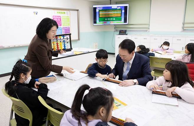 윤석열 대통령이 5일 경기도 하남 신우초등학교에서 '따뜻한 돌봄과 교육이 있는 늘봄학교' 주제로 열린 아홉 번째 국민과 함께하는 민생토론회에 앞서 늘봄학교 주산암산 프로그램을 참관하고 있다. ⓒ대통령실