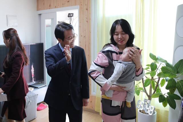 전남 강진군 빈집 리모델링 사업인 ‘강진품애’ 1호 선정자인 정란씨가 새로 단장한 집에 입주해 축하를 받고 있다. 강진군 제공