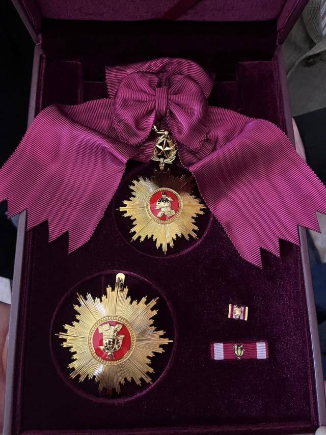 1월 26일(현지시간) 미국 버지니아주 노퍽시 맥아더기념관에서 주미 국방무관인 이경구 소장이 대한민국 정부를 대표해 케네스 알렉산더 노퍽시장에게 전달한 더글러스 맥아더 장군의 태극무공훈장. 국방부 제공