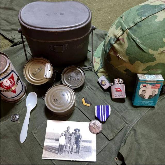 박종래씨가 가장 기억에 남는 수집품 중 하나로 꼽은 베트남전 당시 국산 김치통조림(가운데). 미 해군이던 데이비드 바리알레는 다낭항에서 한국 군인에게 선물 받은 이 통조림을 기념품으로 간직해왔고, 박씨는 배리얼의 아들을 통해 물품을 수집했다. 박종래씨 제공
