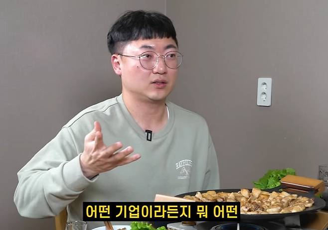 한 기업의 억대 연봉 제안을 거절했다고 밝힌 김선태 충주시 주무관. /사진=유튜브 채널 '꼰대희' 캡처