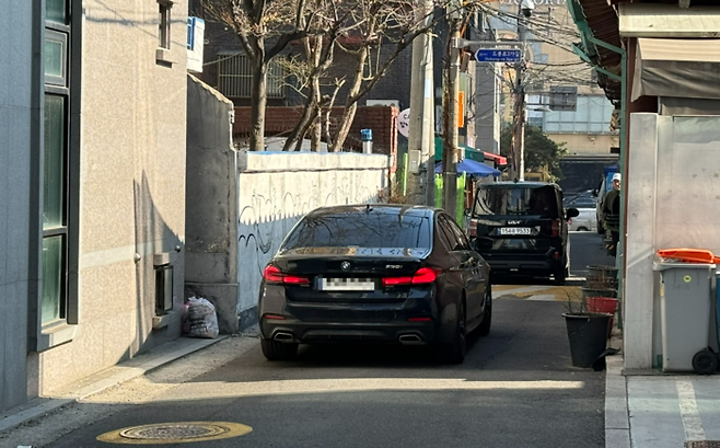 서울 성북구의 한 골목길에서 차량이 지나가고 있다. 주영재 기자