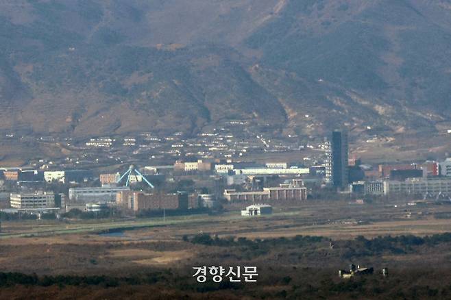 지난해 11월 24일 경기 파주 접경 지역에서 바라본 개성공단 내 남북공동연락사무소와 개성공단 지원센터의 모습.  조태형 기자