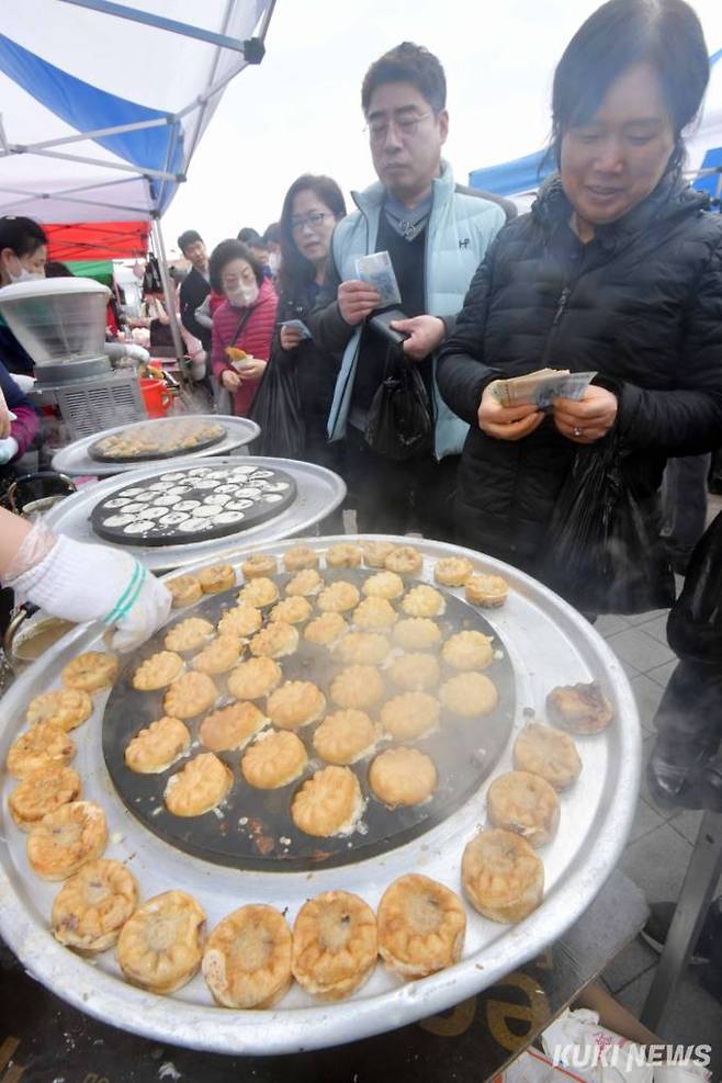 장을 보러온 시민들이 간식거리인 국화빵을 줄서서 구입하고 있다.