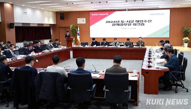 충남도는 5일 도청 대회의실에서 전형식 정무부지사와 장진원 해양수산국장, 7개 시군 부서장, 업무 담당자 등 80여 명이 참석한 가운데, ‘도-시군 해양수산관계공무원 공동연수’를 개최했다. 