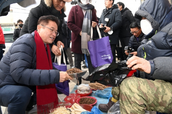 이철우 경북지사가 지난해 1월 김천 황금시장에서 열린 장보기 행사에서 야채를 구매하고 있다. 경북도 제공