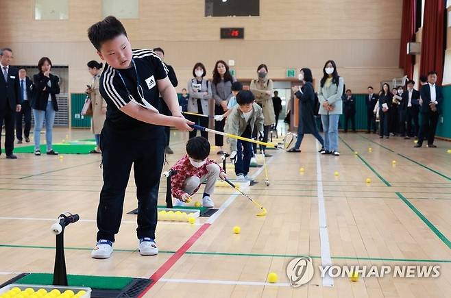 지난해 5월 2일 대전 서구 원앙초등학교에서 학생들이 방과 후 프로그램인 골프 수업에 참여해 스윙 연습을 하고 있다. /사진=연합뉴스