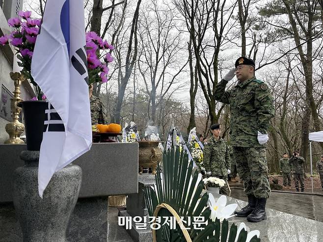 5일 한라산 관음사 특전사 충혼비에서 열린 봉황새 작전 추모식에서 곽종근 육군특수전사령관이 고인을 향해 거수경례를 하고 있다.[송은범기자]