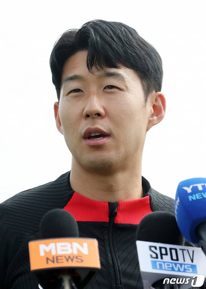 (도하(카타르)=뉴스1) 김성진 기자 = 2023 아시아축구연맹(AFC) 카타르 아시안컵 호주와의 8강전을 앞둔 대한민국 축구대표팀 손흥민이 31일(현지시간) 카타르 도하 알 에글라 트레이닝 센터에서 취재진과 인터뷰를 하고 있다. 2024.1.31/뉴스1