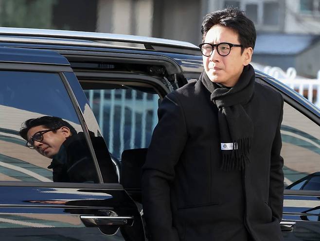 [인천=뉴시스] 김진아 기자 = 마약 투약혐의를 받는 배우 이선균이 23일 인천 남동구 인천논현경찰서에 출석하고 있다. 이선균은 유흥업소 실장 A씨 등 2명을 공갈 혐의로 고소한 사건의 피해자로 먼저 진술한 뒤 마약 사건의 피의자로도 조사를 받는다. 2023.12.23.