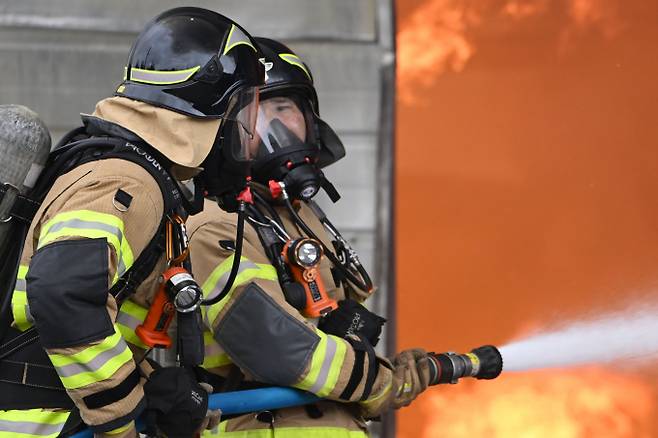 상당수의 소방공무원이 주요 심리 질환을 겪는다는 조사 결과가 나왔다. 사진은 진화 작업 중인 소방관들로 기사와 직접적인 관련 없음. /사진=뉴시스