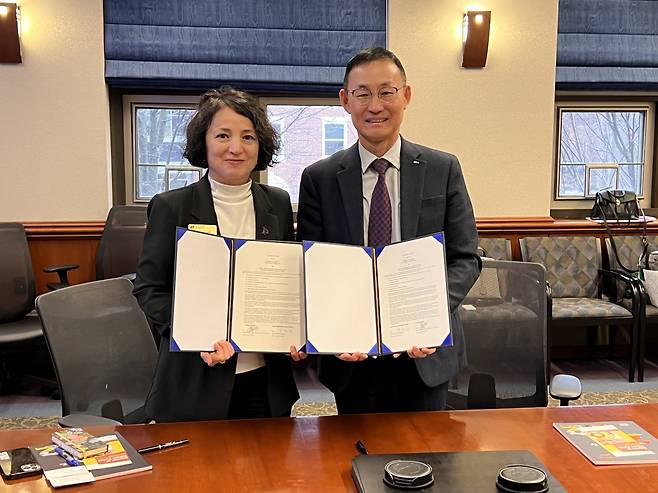 백형희(오른쪽) 한국식품연구원장이 미국 퍼듀대와 글로벌 연구협력 협약을 체결하고 있다.[한국식품연구원 제공]