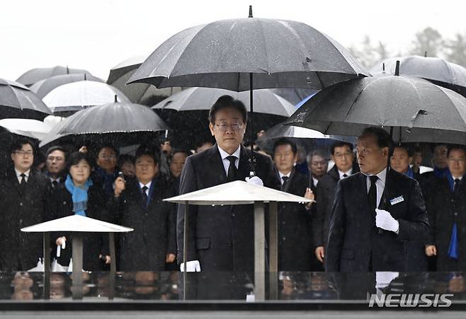 [광주=뉴시스] 박기웅 기자 = 이재명 더불어민주당 대표가 5일 오전 광주 북구 운정동 국립5·18민주묘지에서 헌화·분향하고 있다. 2024.02.05. pboxer@newsis.com