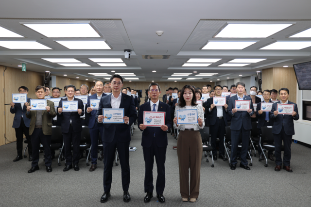 윤해진 NH농협생명 대표(가운데)와 임직원들이 3행(行) 3무(無) 실천 결의대회를 기념해 사진 촬영을 하고 있다. NH농협생명