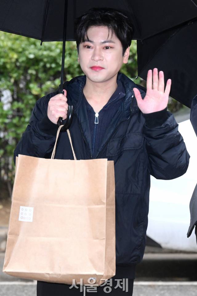 크로스오버 그룹 라포엠(LA POEM) 박기훈이 5일 오전 서울 영등포구 KBS 신관에서 진행된 KBS2 예능프로그램 ‘불후의 명곡’ 리허설에 앞서 포토타임을 갖고 있다. 김규빈 기자