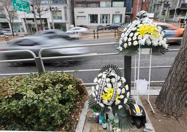 5일 음주운전 차량의 추돌 사고로 배달 오토바이를 몰던 50대 남성이 숨진 서울 강남구 한 도로변에 조화가 놓여있다. ⓒ연합뉴스