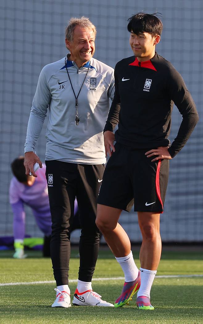 4일(현지시간) 카타르 도하 알에글라 훈련장에서 위르겐 클린스만 감독과 손흥민이 훈련에 앞서 이야기를 하고 있다. 연합뉴스