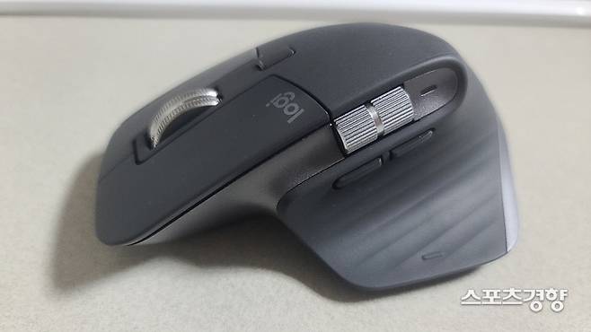 인체공학적 디자인을 가춰 손에 잡으면 검지손가락이 아래를 향하게 되고, 엄지손가락은 좌측 날개 부분에 자리하게 되어 손목이 근 만큼 편하다는 느낌을 받게 한다. 사진 | 손재철기자