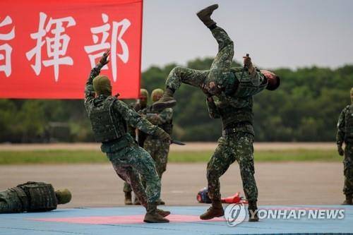 대만군, 중국 침략 대비 '맹훈' (신주[대만] EPA = 연합뉴스) 대만 군인들이 21일(현지시간) 대만 북서부의 신주(新竹)현 군사기지에서 근접전투기술을 시연하고 있다. 대만은 최근 중국의 침공에 대비해 군사력을 증강하면서 각종 군사훈련을 실시하고 있다. 2023.09.21 kjw@yna.co.kr