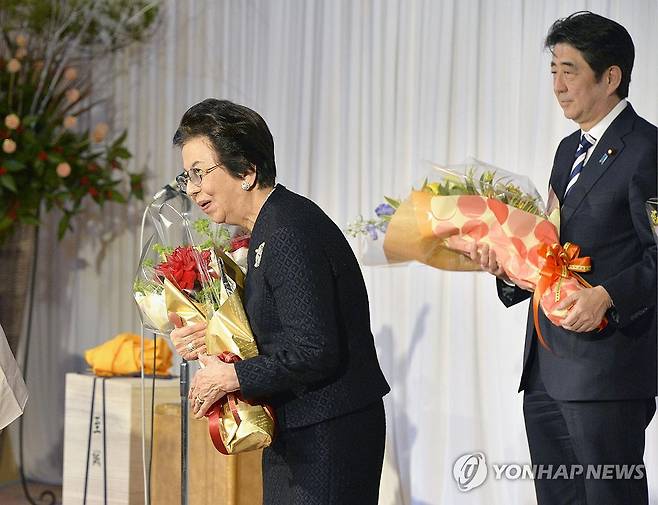 아베 전 총리 모친 아베 요코 여사 별세 (도쿄 교도=연합뉴스) 아베 신조 前(전) 일본 총리 모친인 아베 요코 여사(왼쪽)가 지난 4일 별세했다. 기시 노부스케 전 총리의 장녀인 고인은 아베 신타로 전 외무상과 결혼해 세 아들을 낳았다. 사진은 2014년 모습. 2024.2.5 photo@yna.co.kr