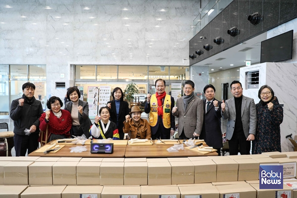 사단법인 내일을여는멋진여성과 장애인활동지원센터가 5일 서울 강서구 한화비즈메트로 로비에서 진행한 '설맞이 사랑가득 떡국떡 나눔행사' 참석자들이 기념촬영을 하고 있다. ⓒ내일을여는멋진여성 