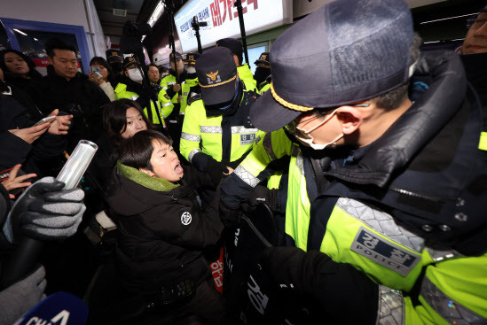 전국장애인차별철폐연대 회원들이 6일 서울역 1호선 지하철 승강장에서 ‘58차 출근길 지하철 탑니다’를 진행하던 중 열차 탑승을 주장하고 있다.(사진=뉴시스)