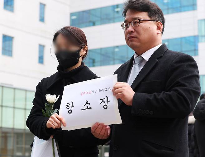 웹툰 작가 주호민 씨의 아들을 정서적으로 학대한 혐의로 1심에서 유죄 판단을 받은 특수교사 A씨가 6일 오전 경기도 수원시 영통구 수원지방법원에서 항소장을 제출하고 있다.(사진=연합뉴스)