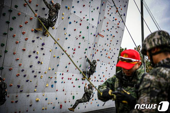 6일 해병대 선봉여단 산악대대원들이 산악훈련에 필요한 등반 훈련을 하고 있는 모습..(해병대 1사단제공) 2024.2.6/뉴스1 최창호 기자