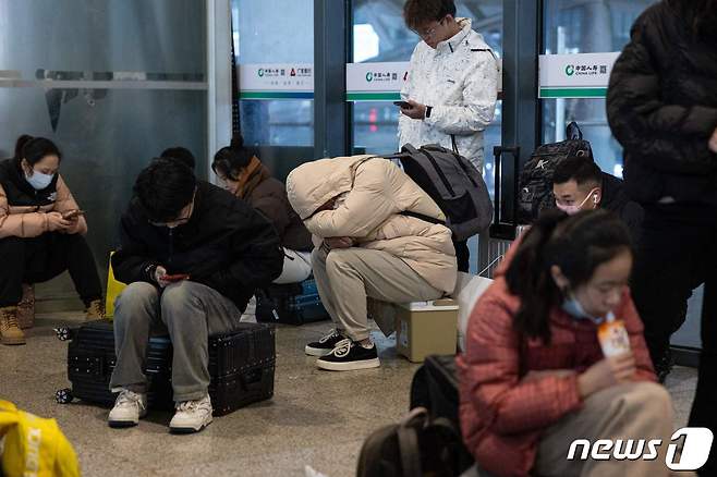 후베이성 우한역에서 귀성객들이 폭설로 연착된 열차를 기다리고 있다. 2024.2.5 ⓒ AFP=뉴스1 ⓒ News1 우동명 기자