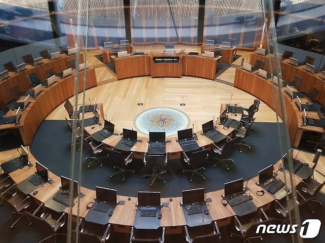 영국 웨일스 의회 세네드(Senedd) 건물의 중심에 있는 대형 원형 토론실. 주요 회의장으로 사용되는 공간으로 웨일스어로는 샴브르(Siambr)라고 읽는다. ⓒ News1 조아현 통신원