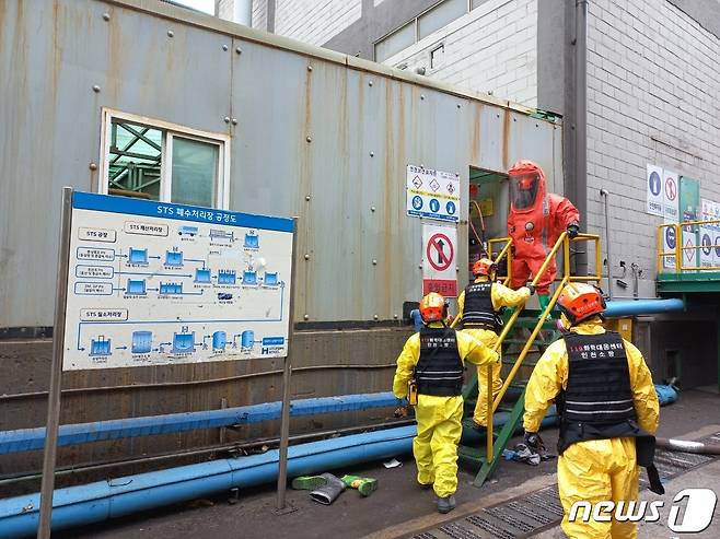 6일 오전 11시2분께 인천시 동구 송현동 현대제철 공장에서 수조청소를 하던 작업자 A씨(34·) 등 7명이 쓰러졌다. A씨는 심정지 상태로 병원으로 옮겨졌으나 숨졌다. 현장에 출동한 소방대원들이 구조작업을 하고 있다.(인천소방본부 제공)2024.2.6/뉴스1 ⓒ News1 박소영 기자