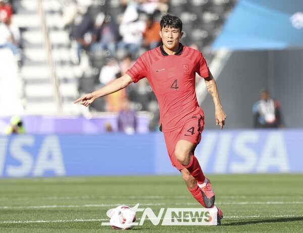 15일 (현지시각) 카타르 도하 자심 빈 하마드 스타디움에서 열린 2023 아시아축구연맹(AFC) 카타르 아시안컵 E조 조별리그 1차전 대한민국과 바레인의 경기 시작 전반, 김민재가 패스를 시도하고 있다. 사진┃뉴시스