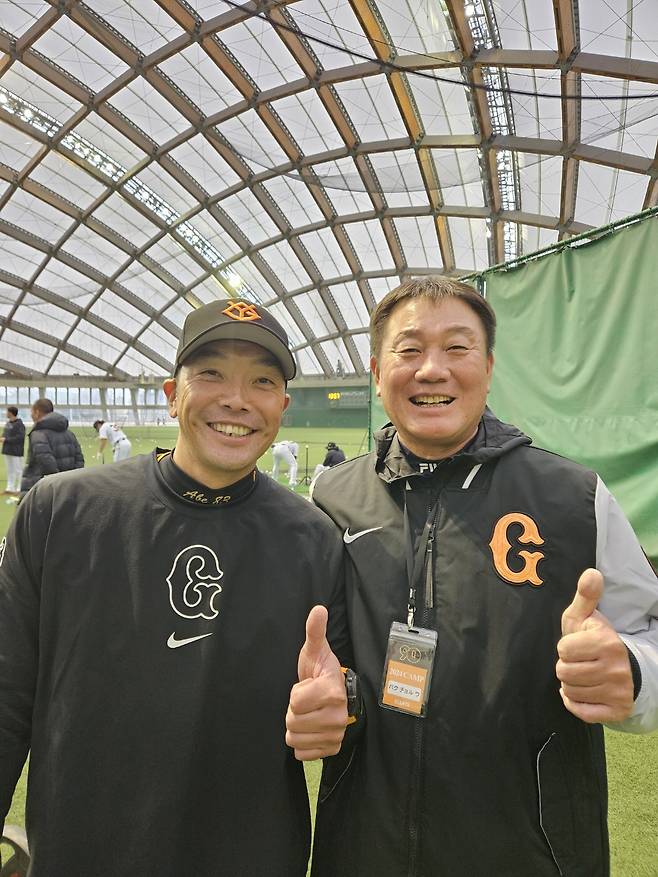 ◇아베 감독(왼쪽)과 박철우 전 감독.사진제공=박철우 전 두산 베어스 2군 감독
