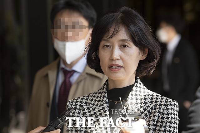 '윤석열 찍어내기 감찰' 의혹을 받던 박은정 광주지검 부장검사가 현 정권을 비판하는 글과 함께 사의를 표명했다. 박은정 검사가 지난 2022년 10월 19일 오후 서울 서초구 중앙지방검찰청에 ‘불법 감찰을 의혹’ 관련 조사를 받기 위해 출석 중 취재진의 질문에 답하고 있다. /박헌우 인턴기자