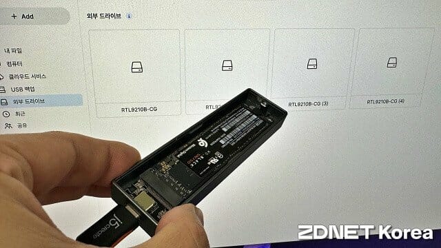 윈도 운영체제를 설치한 NVMe SSD 외장 케이스를 USB-C 케이블로 연결해도 정상 인식됐다. (사진=지디넷코리아)