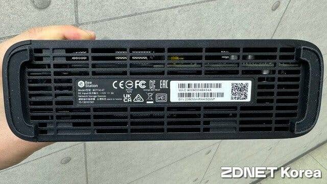 스마트폰으로 제품 바닥의 QR코드를 스캔하면 설정 페이지로 이동한다. (사진=지디넷코리아)