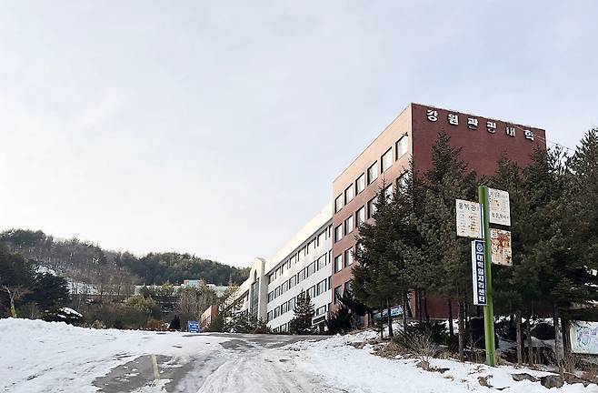 교육부는 6일 학교법인 분진학원의 강원관광대학교 자진 폐교 신청을 인가했다고 밝혔다. 분진학원은 학내 구성원과 지역사회 의견을 들어본 뒤 지난달 12일 교육부에 자진 폐교 인가를 신청한 바 있다. 이 대학은 지난해 9월 수시부터 신입생 모집을 중단했다. 재정여건 악화와 학령인구 감소로 인한 신입생 모집난에 폐교 수순을 밟기로 했던 것이다. 사진은 강원관광대 전경./교육부 제공