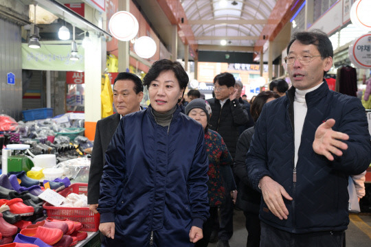 송미령(왼쪽) 농림축산식품부 장관이 설 명절을 맞아 지난 5일 논산화지중앙시장을 방문했다. 사진=논산시 제공