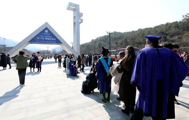 서울대학교 졸업생들이 서울 관악구 서울대학교 정문 앞에서 2023년 서울대학교 제77회 학위수여식을 앞두고 기념촬영을 위해 줄지어 기다리고 있다.ⓒ뉴시스